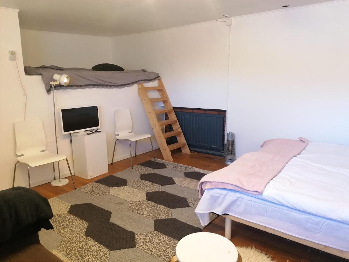 Ett Rums Laegenhet Med Egen Ingang, Parkering 외레브로 외부 사진